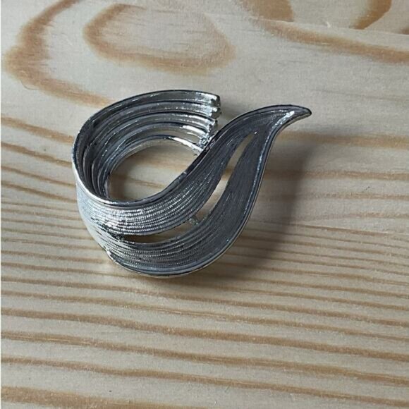Vintage Silver-Tone Curved Wave Brooch Pin - Picture 4 of 6